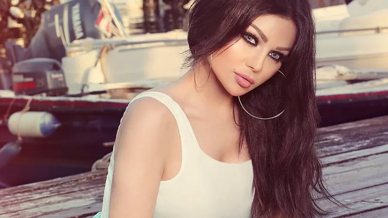 هيفاء وهبي بالأبيض والزيتي بعد جدل الفستان الضيق القصير