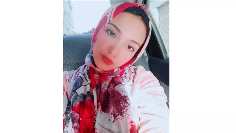منة بدر بدأت مشروعها الخاص بـ 20 جنيهًا  وعملائها من فتيات الجامعة