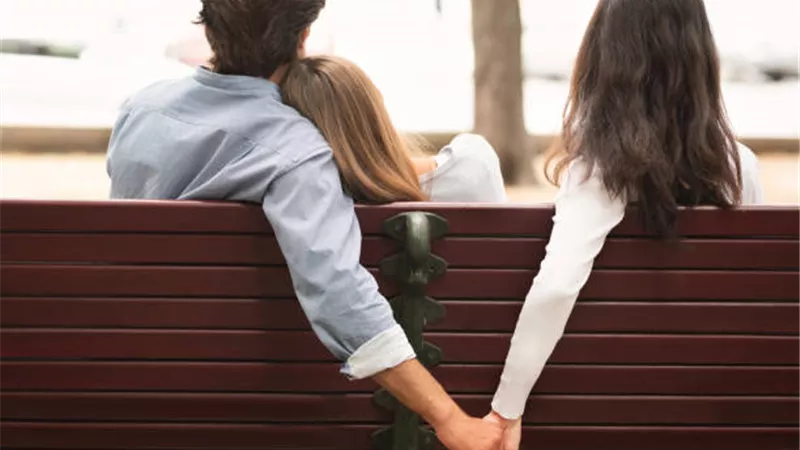 خيانة غير مشروعة.. صورت صديقتها عارية بمساعدة زوجها 