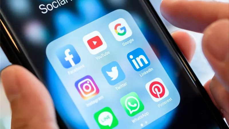 جمال فرويز لـ«هير نيوز»: تعطل مواقع التواصل الاجتماعي يُصيب البنات بـ«الهوس»