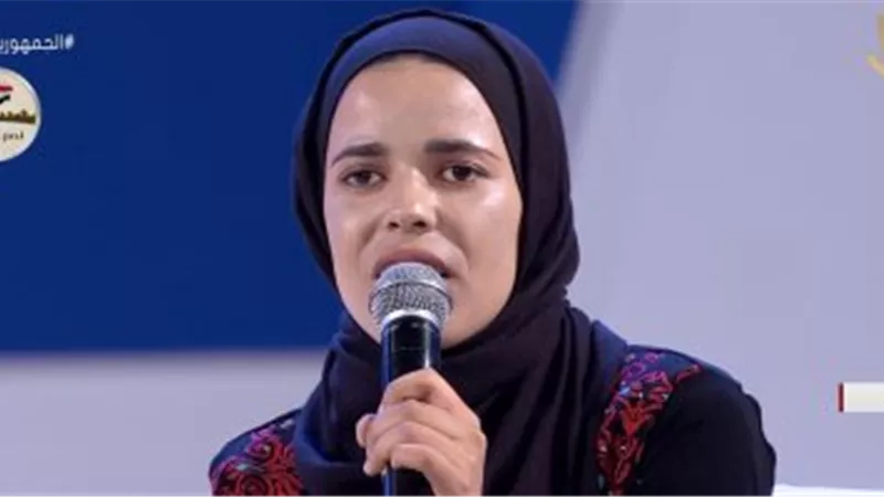 أجهشت بالبكاء.. فتاة بدوية تلقي قصيدة حب في الجيش أمام الرئيس السيسي 