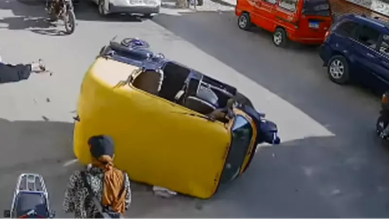 أصيبت بكدمات وكسور.. القبض على سائق توك توك صدم سيدة