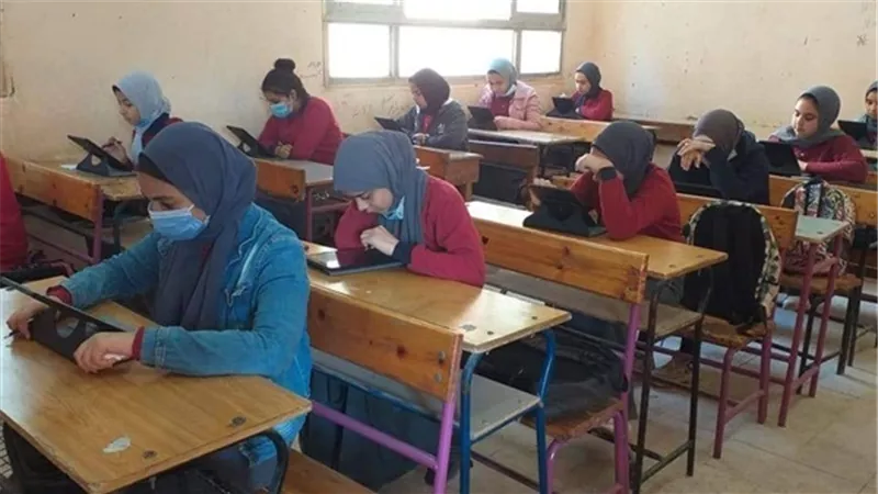 خبير تربوي يكشف لـ هير نيوز أسباب تفوق البنات على البنين دراسيًّا 