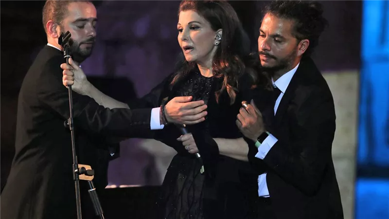 آخرهن ماجدة الرومي.. نجمات تعرضن لمواقف مُحرجة على خشبة المسرح