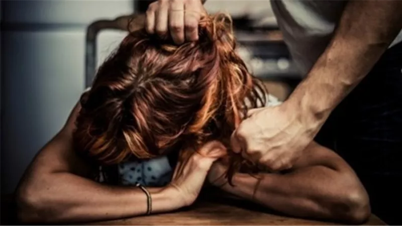 ضربها حتى الموت.. شاب يقتل عشيقته في الإسكندرية 