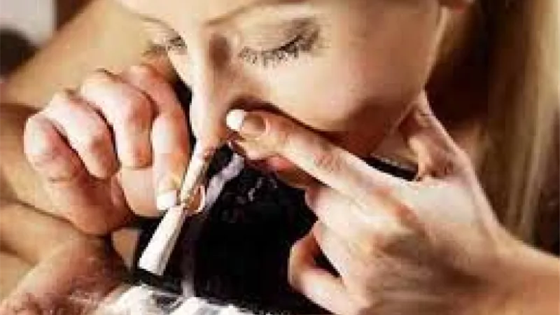 فتاتان تبيعان جسدهما من أجل المخدرات و