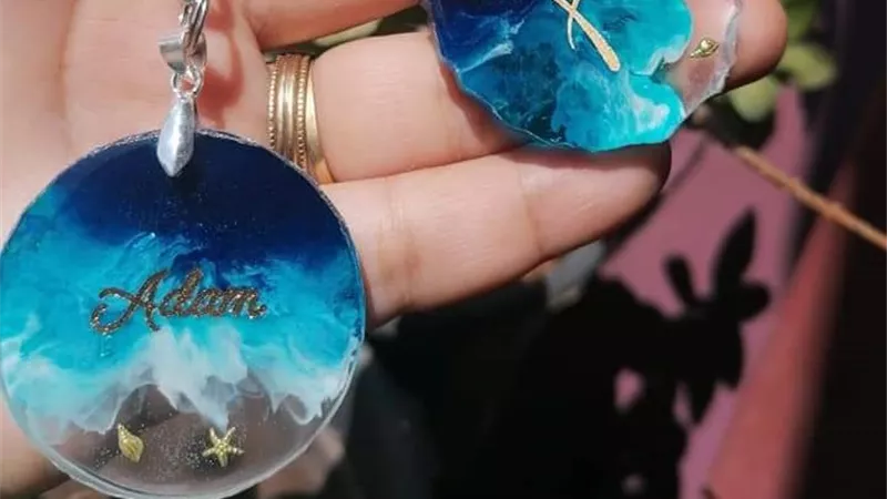 «علا طمان».. معلمة تتجه للأعمال اليدوية وتبدع في فن الزجاج والزخرفة