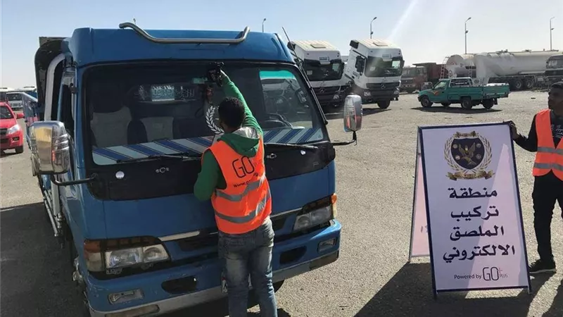 اعتبارًا من 1 نوفمبر.. سحب رخص القيادة لعدم تثبيت الملصق الإلكتروني