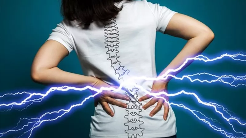 أخصائي مخ وأعصاب يُسلط الضوء على 7 أسباب لآلام الظهر 