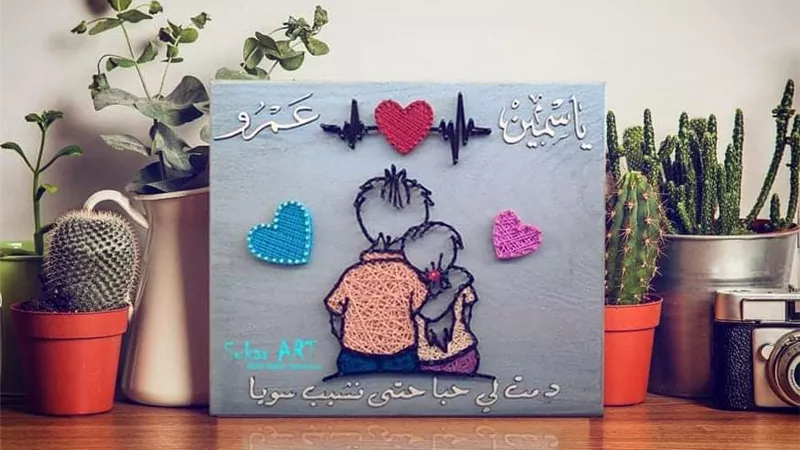 «سارة عبد السميع».. مهندسة تترك عملها من أجل تصميم لوحات الخشب