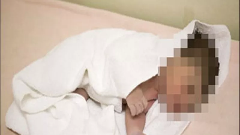 حملت سفاحًا وأجهضت نفسها ثم ألقت بجثة رضيعها على سلالم منزل