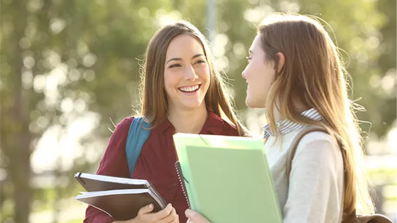 طالبات يروين تجاربهن مع تكوين الصداقات في أولى جامعة