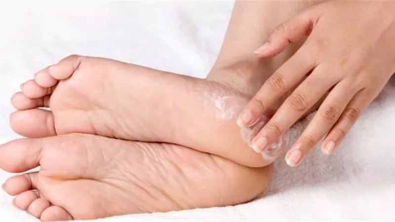 طرق طبيعية لعلاج تشقق كعب القدم