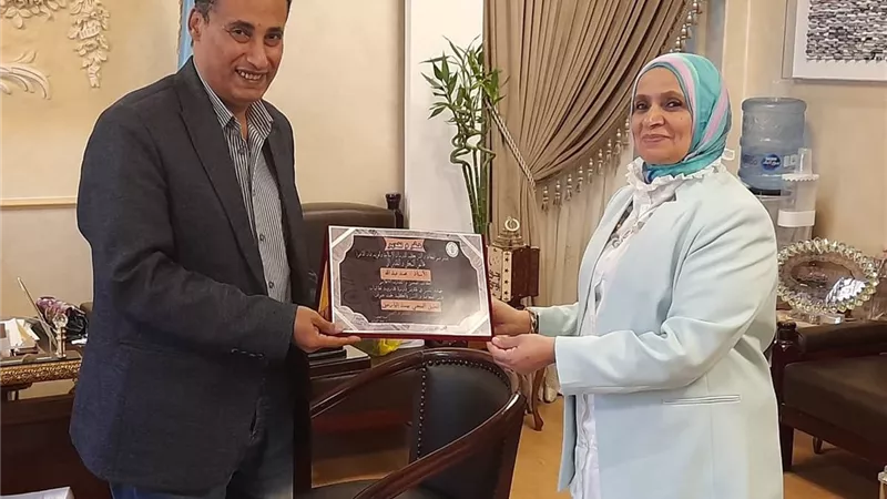 عميدة الدراسات الإسلامية تكرم الزميل محمد عبدالله مدير التحرير
