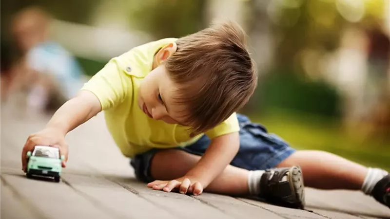د. عباس يقدم لـ هير نيوز 6 طرق للتحكم في طاقة وحركة طفلك الزائدتين