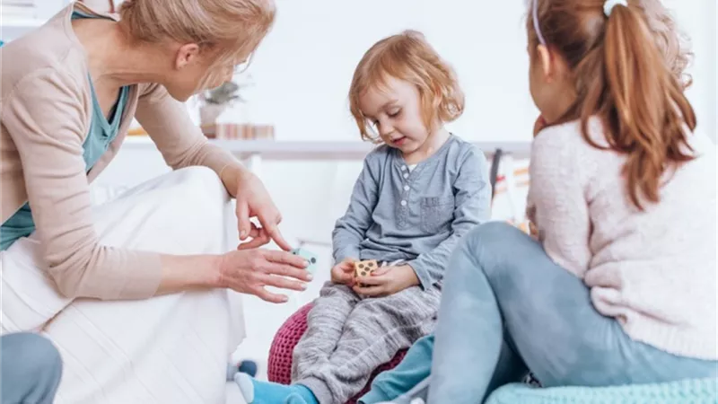 استشاري تعديل سلوك تكشف طرق علاج الخجل عند الأطفال 