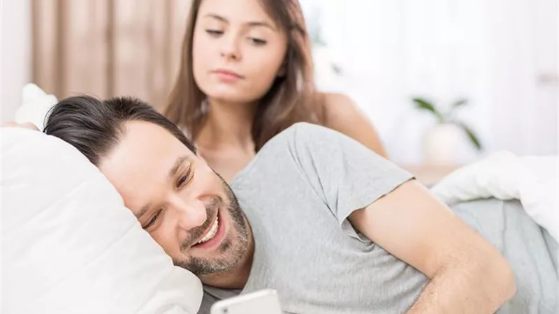 الخيانة الزوجية بـ«الأكونت الفيك».. زوجات تروي لـ هير نيوز تفاصيلها وطرق اكتشافها