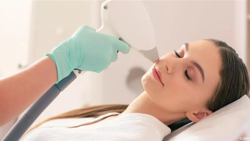 أخصائي أمراض جلدية يوضح لـ هير نيوز فوائد وأضرار إزالة الشعر بالليزر