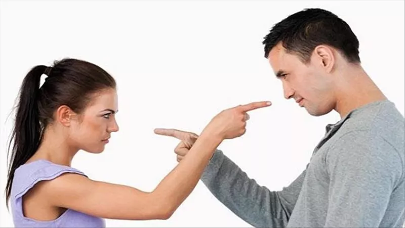 هل الصراحة بين الزوجين لها حدود؟.. خبيرة أسرية تجيب | فيديو