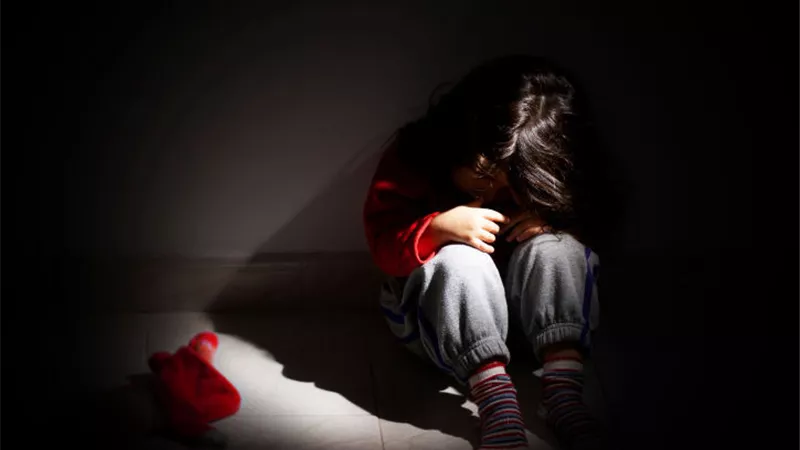 مأساة طفلة تطارد والدها لرؤيته.. منة: نفسي يحضني