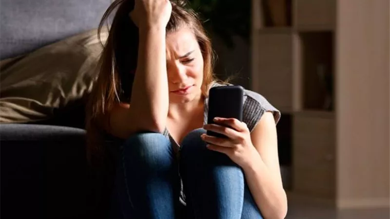 القبض على طالب بتهمة التحرش الإلكتروني والتشهير بفتاة 
