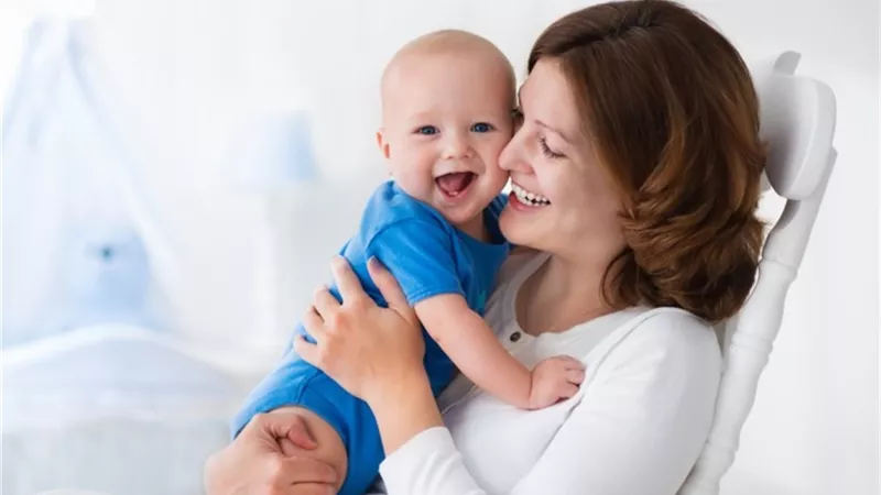تضحيات الأمهات.. تترك عملها وحياتها لرعاية طفلها المريض