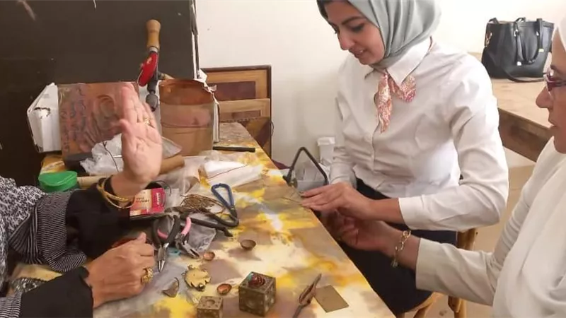 تدريب الفتيات بكفر الشيخ على صناعة الحُلي من النحاس والفضة  