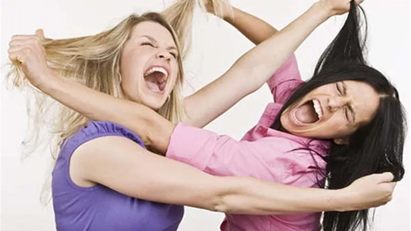 الستات تعترف: عدو المرأة هو المرأة.. وأخصائي نفسي يوضح الرأي العلمي