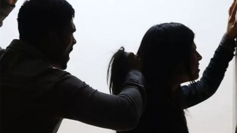 زوجة تطلب الطلاق: طردني من المنزل بملابس النوم
