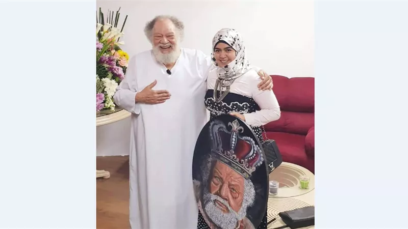 «هند حسني».. مُبدعة هزمت التحديات بالريشة والألوان