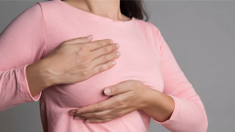 «استشاري نساء»: 5 أسباب وراء انتفاخ الثدي 