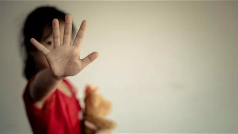 سائق يتحرش بطفلة أثناء توصيلها للمدرسة.. تفاصيل مخجلة