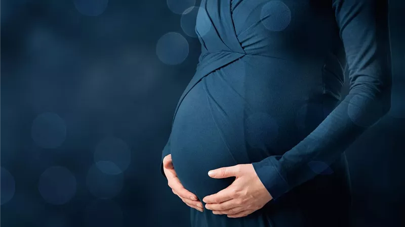 متى يكبر ويظهر بطن الحامل للمرة الأولى؟ 