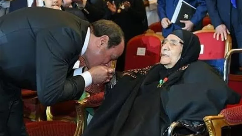 الرئيس والمرأة.. السيسي يُقبل أيادي أمهات الشهداء تقديرًا لبطولاتهن| فيديو