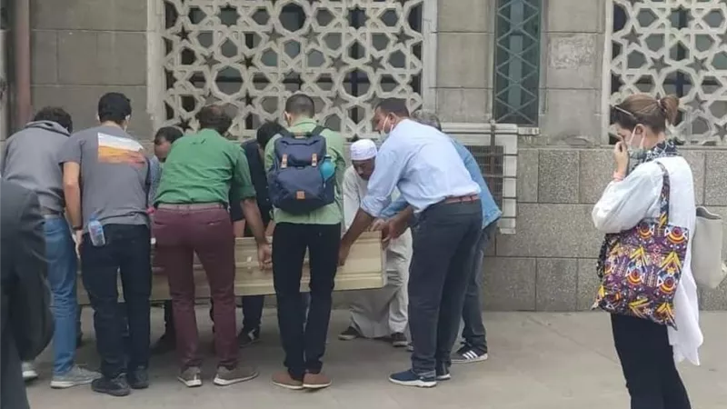 يسرا اللوزي تشيع جثمان والدها بملابس بيضاء