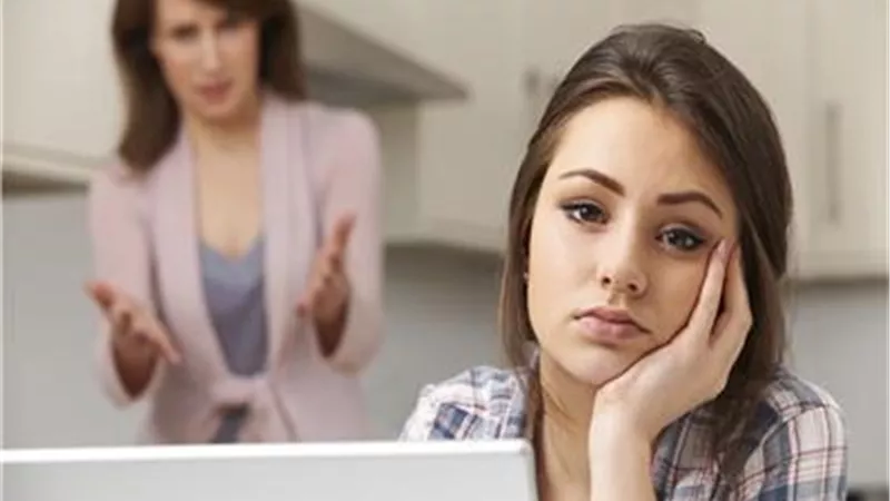 «صاحبيها».. كيف تحمي ابنتك المراهقة من مشاهدة المواقع الإباحية؟