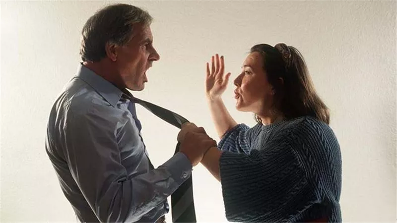 «الآية اتقلبت».. خبيرة علم اجتماع تكشف أسباب ظاهرة ضرب النساء لأزواجهن