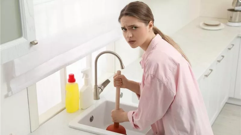 «خليكي سباكة».. طرق تسليك صفايات وأحواض ومواسير المطبخ