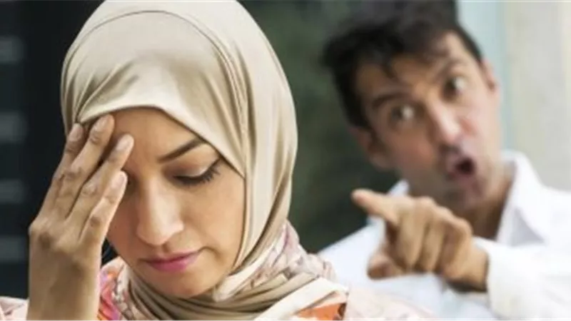 زوجة تطلب الطلاق: بيعذبني بسيخ حديد محمي على النار 