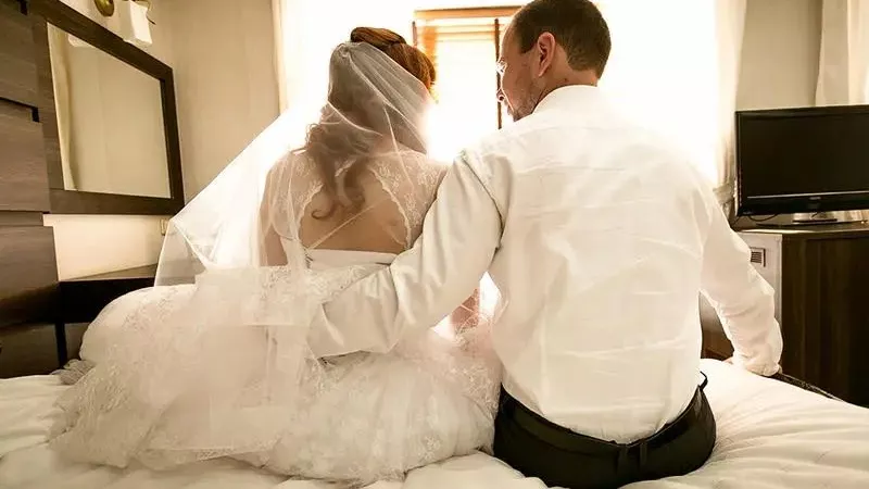 «القانون انحاز للمرأة».. شيخ يُعنّف رجل طلق زوجته ليلة الدخلة| فيديو