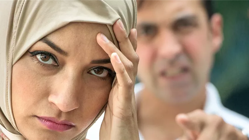 «سخرية الأزواج» صداع السيدات أمام العائلات.. وخبيرة نفسية تكشف الحل