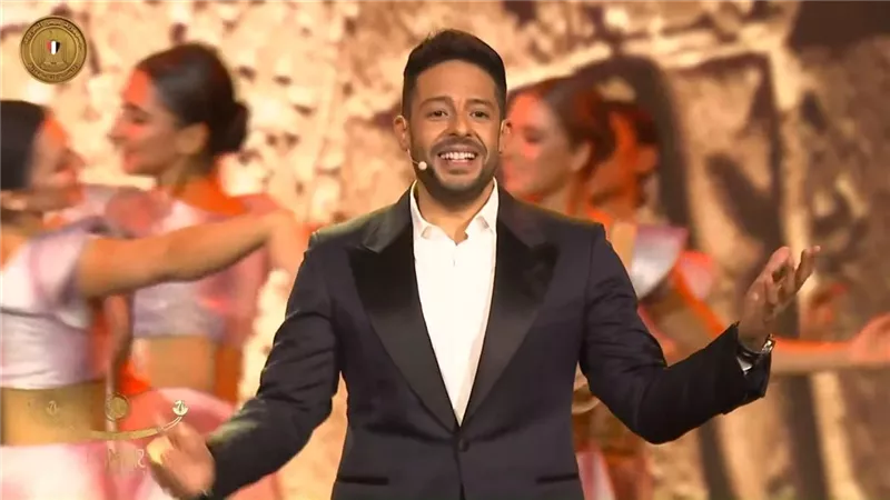 محمد حماقي يبدأ أولى أغاني الحفل الأسطوري «طريق الكباش»