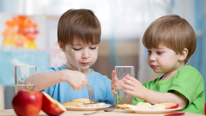 كيف يمكنك إقناع أطفالك بتناول الطعام الصحي؟ 