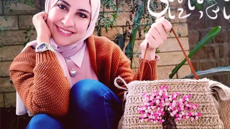 «نور طلعت».. إبداع في تطوير الحقائب النسائية وتقديمها بخامات وأشكال مختلفة