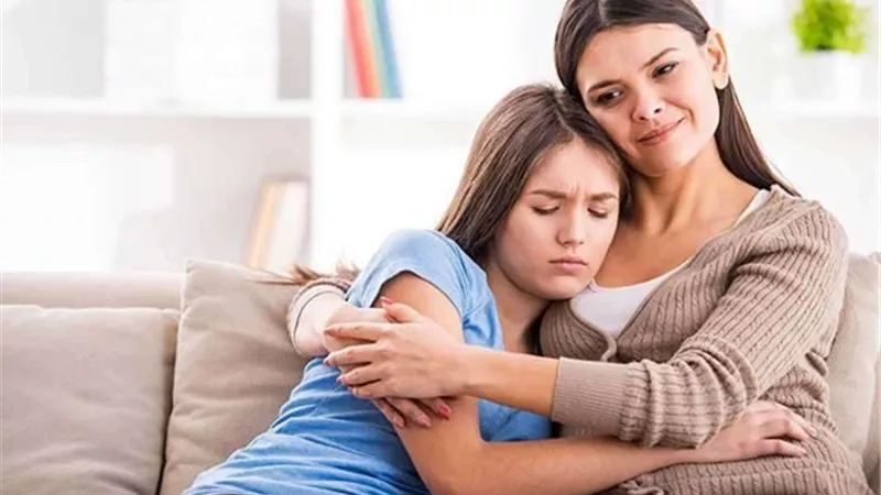 للأمهات.. كيف تُعالجين ابنتك من وهم الحب الأول؟ 