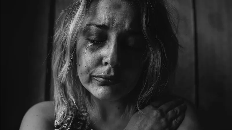 علمها السرقة وزوجته أحرقتها.. جميلة تدفع ثمن حماية ابنتها من والدها 