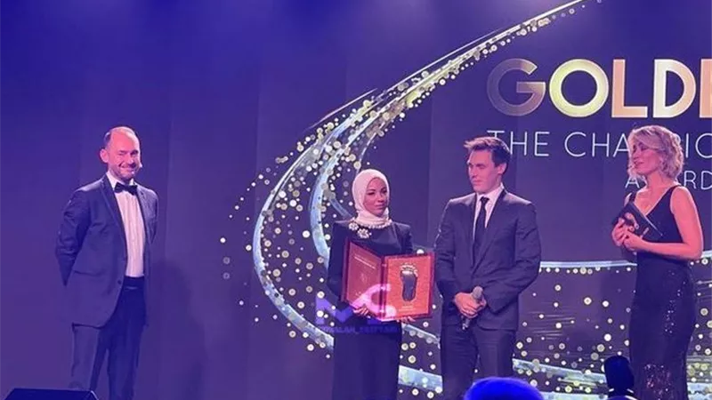 بعد تسلمه جائزة القدم الذهبية.. زوجة محمد صلاح تتصدر محركات البحث