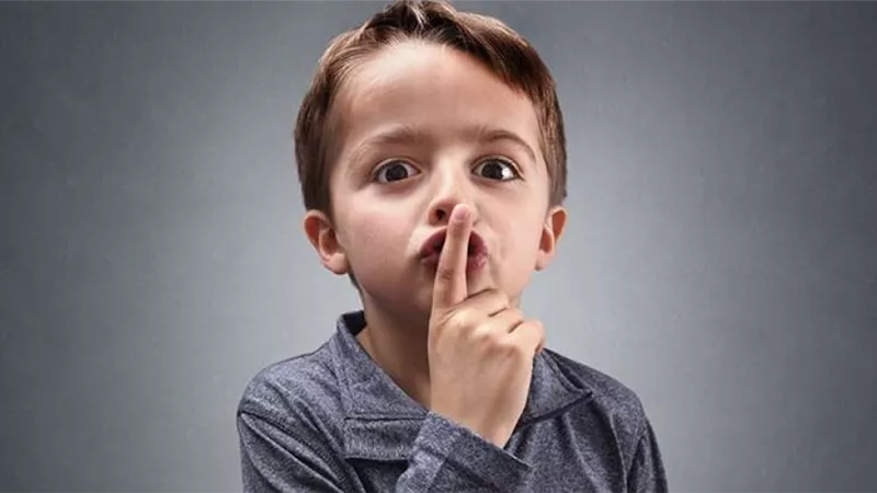 قد تكوني السبب.. استشاري علم نفس تكشف أسباب كذب الأطفال 