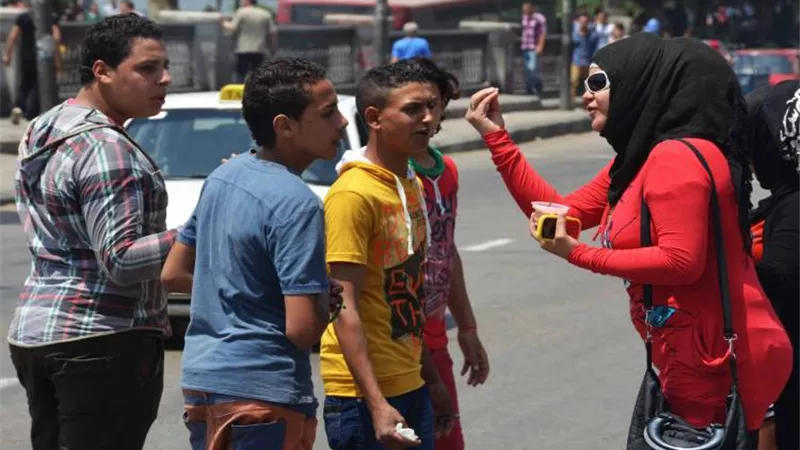 «لو لمّح اسجنيه».. كيف تحصلين على حقك في قانون التحرش الجديد؟