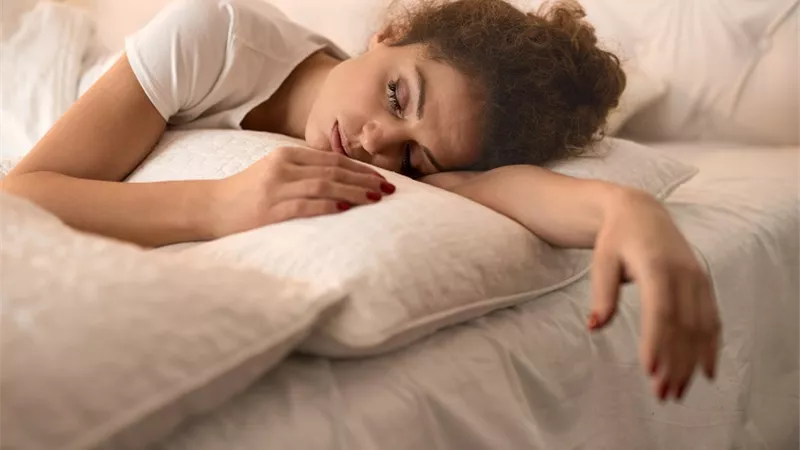 لـ «قلة النوم» تأثير على صحتك وجمالك.. تعرفي عليه   